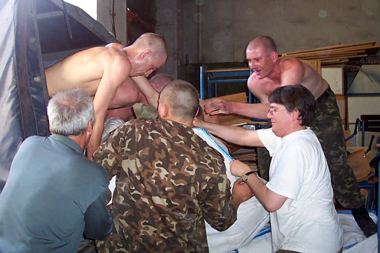 Oekraiense militaire hulp bij lossen - Spoetnik voorjaar 2007