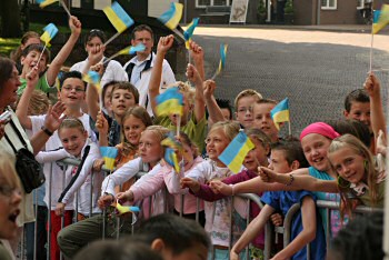 Kinderen verwelkomen echtgenote Joesjtsjenko