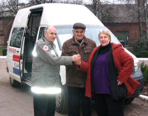 Spoetik naar Romny 2009: Een rolstoelbus wordt overhandigd aan de directeur van het psychiatrisch ziekenhuis