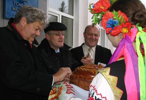 Spoetik naar Romny 2009: Drie burgemeesters proeven van het aangeboden brood